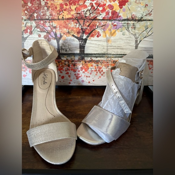 New- Life Stride Women's Metallic 3 in Heels
women’s 10.5 WIDE Holiday Heels - Picture 4 of 9